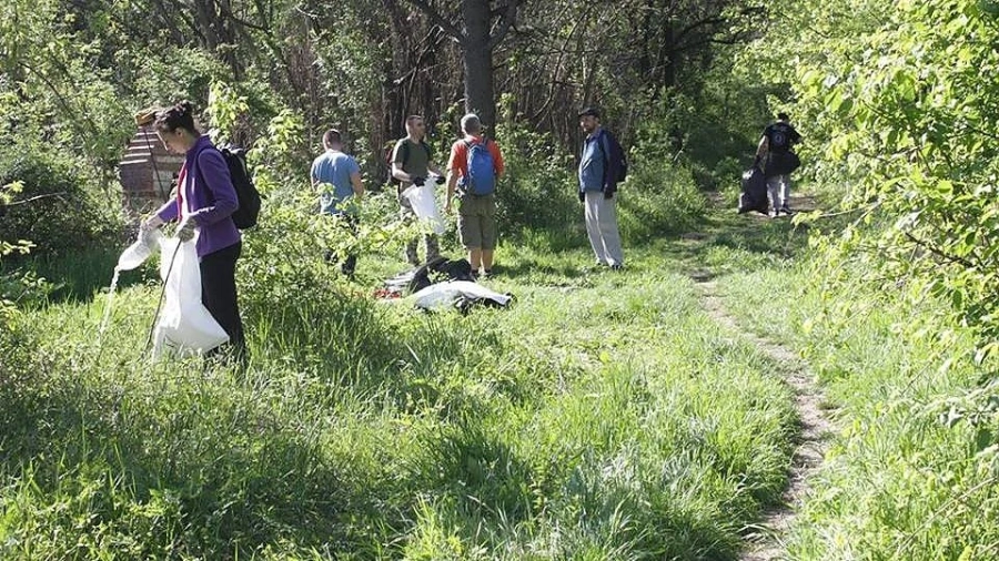 Пролетно почистване в Благоевград и Варна