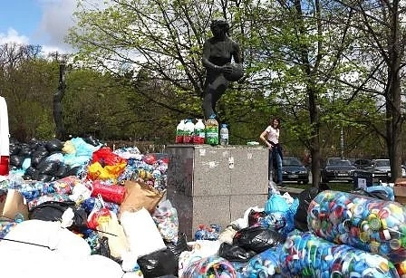 Хиляди хора дариха тонове капачки за благотворителност (СНИМКИ)