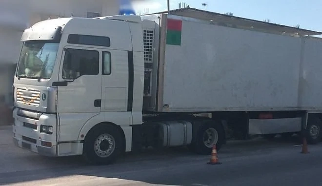 Спипаха 59 нелегални мигранти в откраднат български камион в Гърция
