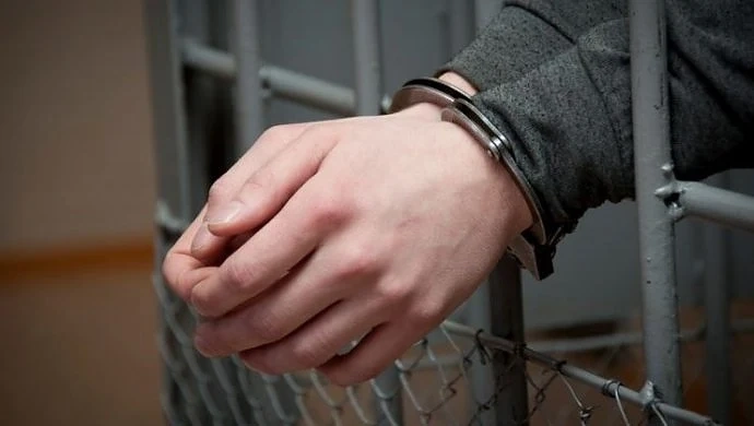 Оставиха в ареста, младежа обвинен в убийството на майка си