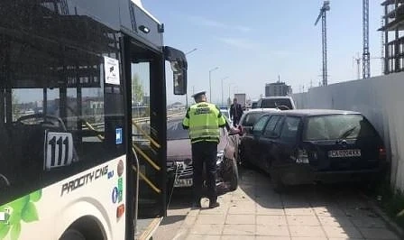 Градски автобус удари кола на Околовръстното в София (СНИМКИ)