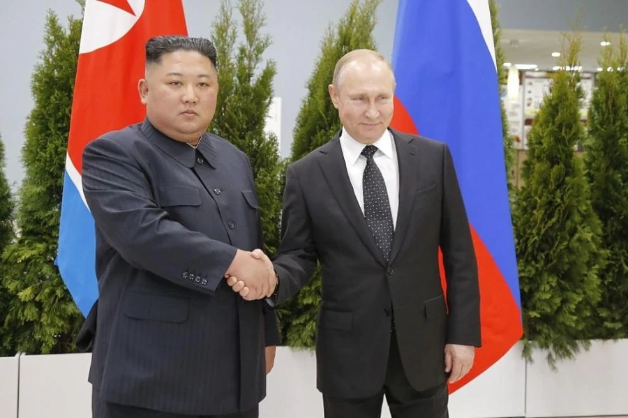 Владимир Путин и Ким Чен-ун си стиснаха ръцете за първи път 