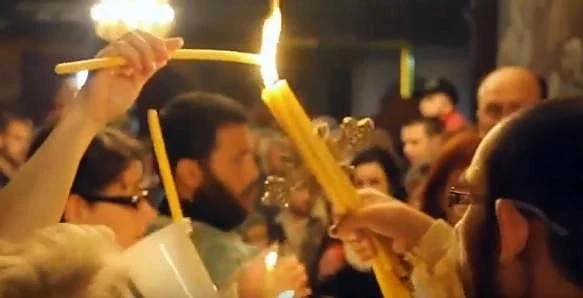 Благодатният огън от Йерусалим пристигна на летище \