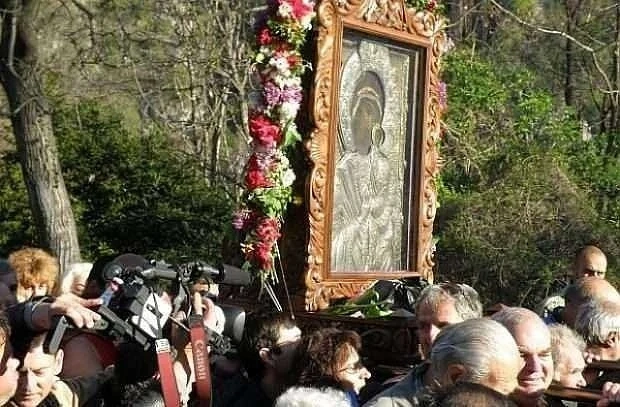 Стотици вярващи се прекланят пред чудотворната икона на Света Богородица