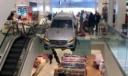 Мерцедес се заби в търговски център в Хамбург (СНИМКА)