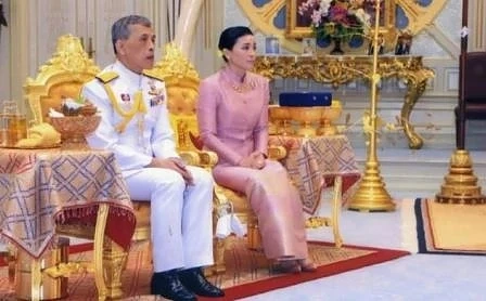 Новата кралица на Тайланд - от стюардеса и бодигард до кралска особа