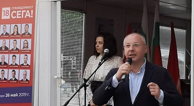 Станишев: Почти половината българи едва свързват двата края