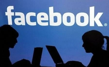 260 служители на Facebook една година гледат и четат лични публикации