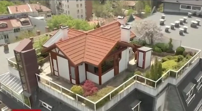 Къща с двор и асансьор е построена на покрива на столична кооперация 