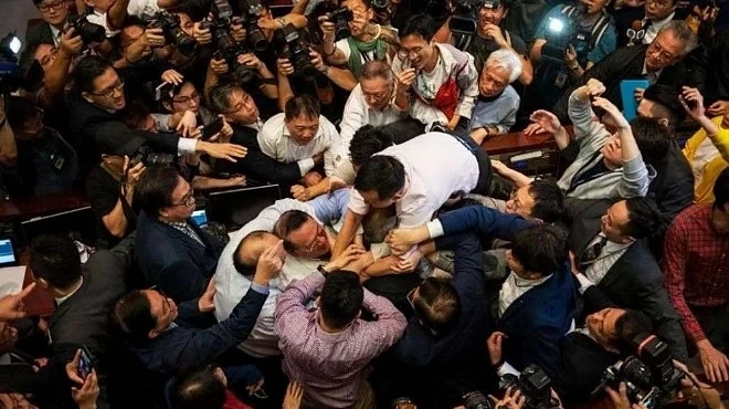 Екшън се разигра в парламента в Хонконг