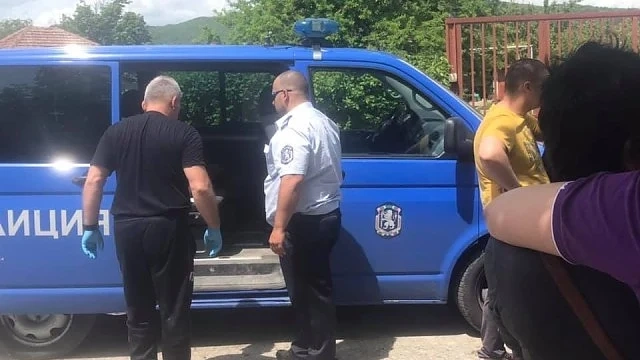 Мъж се самоуби, след като стреля по жена си и съседа си