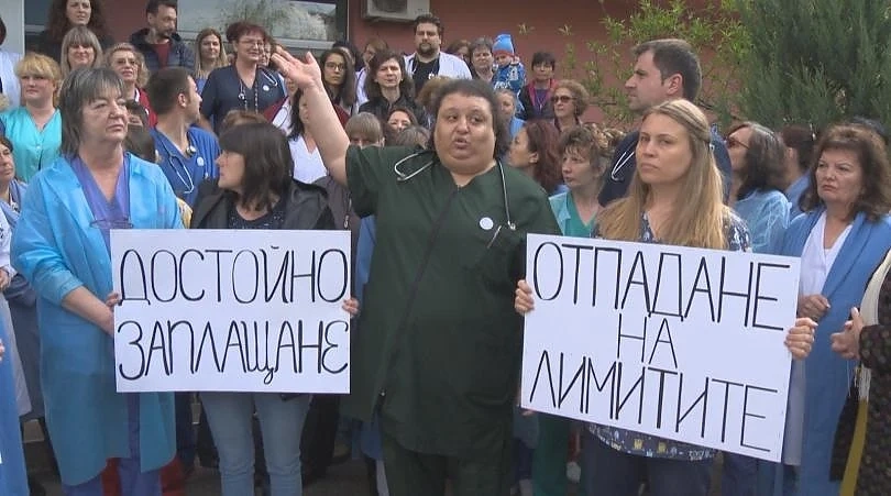 Здравни работници отново протестират, заплашват с колективни оставки