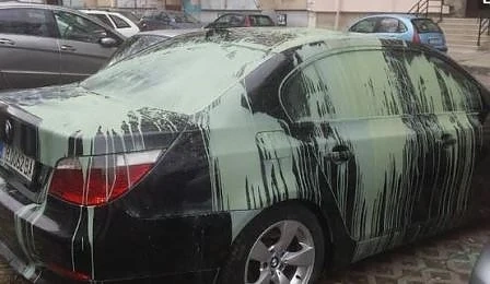 Заляха автомобил със зелена боя, друг надраха с пирон (СНИМКИ) 