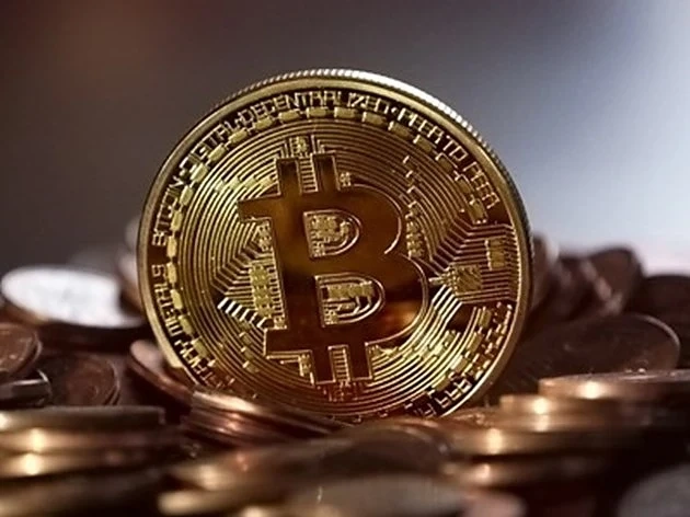 Биткойнът поевтиня с 13%