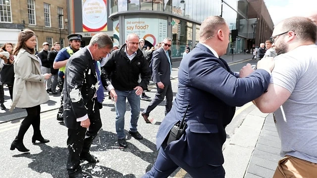 Найджъл Фараж залят с млечен шейк