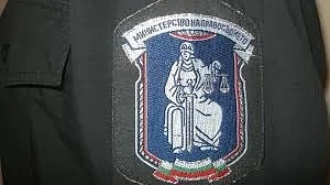 Пребиха служител на \