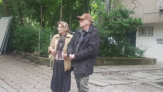 Брат и сестра остават на улицата след имотна измама