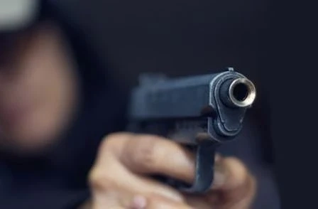 Мъж стреля по бившата си жена в опит да я убие