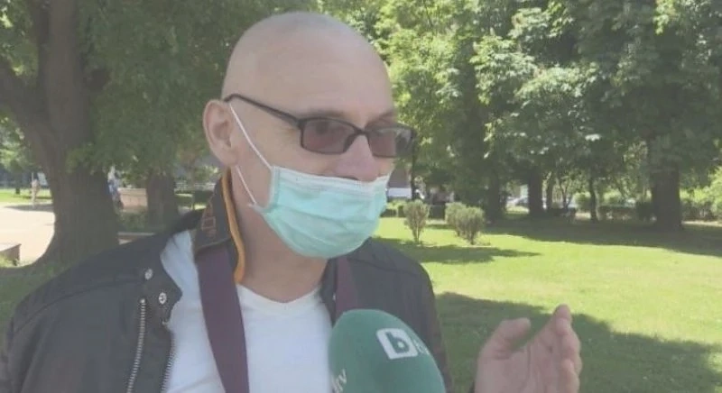 Охранител в банка счупи ръката на онкоболен мъж