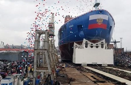 В Санкт Петербург пуснаха по вода новия атомен ледоразбивач „Урал“