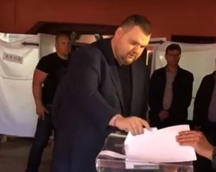 Делян Пеевски гласува пръв в село Света Петка. Ахмед Доган също пусна бюлетина (СНИМКИ+ВИДЕО)
