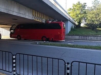 Автобус се заклещи под мост в Пловдив (СНИМКИ)
