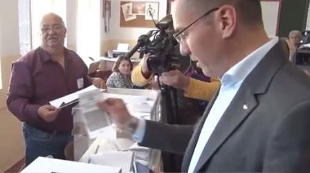 Ангел Джмбазки гласува машинно (СНИМКИ) 