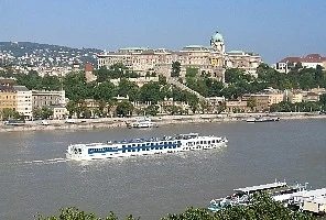Кораб се преобърна в Дунав при Будапеща 