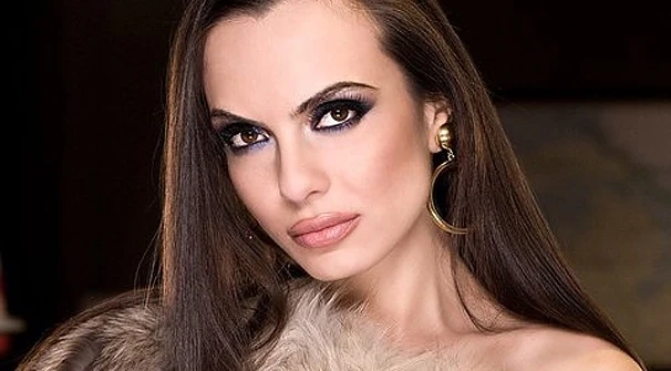 Фолк певицата Лияна се пусна по бански 