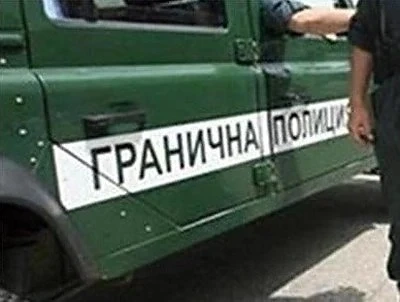 Гранични полицаи спипаха нелегални мигранти под автобус 
