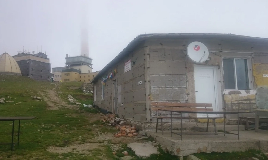 Спасиха трима премръзнали туристи на връх Ботев