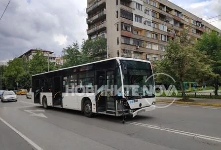 Автобус помете пет коли на кръстовище в София (СНИМКИ) 