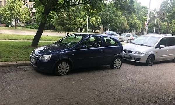 Над 50 коли с нарязани гуми в \
