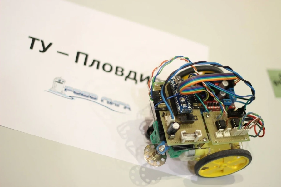 Четири медала за България донесоха студентски роботи на международни робо-игри