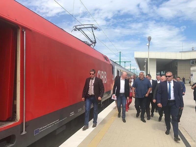Бойко Борисов пътува с влак до гара Тодор Каблешков