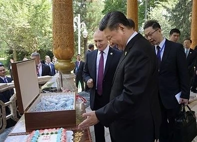 Путин подари руски сладолед на Си Дзинпин за рождения му ден (СНИМКИ)
