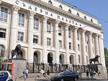Масов бой пред Съдебната палата в София