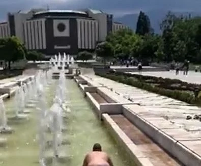 Мъж се изкъпа във фонтана на НДК (СНИМКА+ВИДЕО)