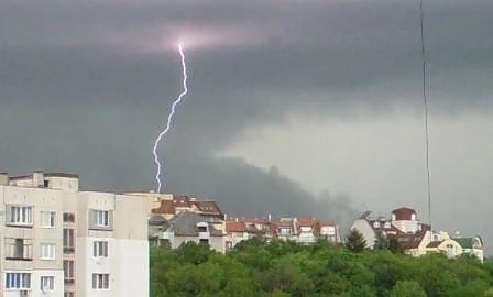 Шефът на строителния контрол в София: Не е ясно колко сгради имат гръмоотводи