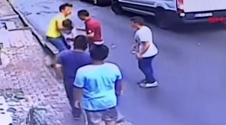 Мигрант спаси дете, полетяло от прозореца (ВИДЕО)
