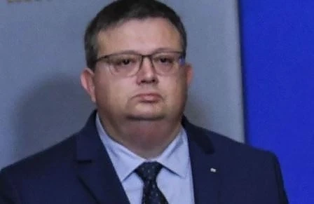Цацаров поиска отнемане на българските паспорти на четирима чужденци 