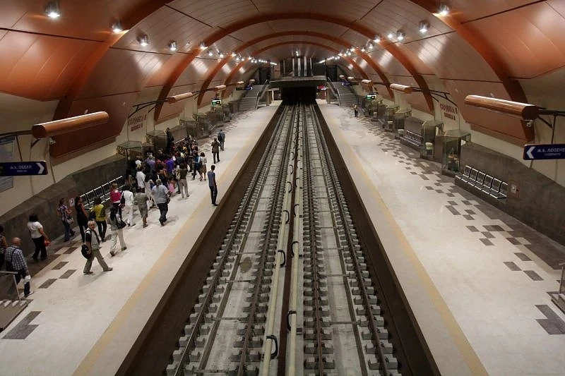 Ученици предизвикаха паника в метрото в София