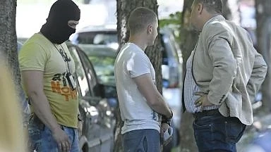 Полицаят наркодилър укривал дрога на детска площадка и зад табло за некролози  