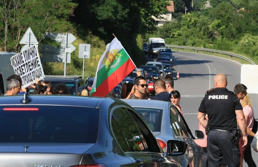 Протест блокира на няколко пъти изхода на София през Владая