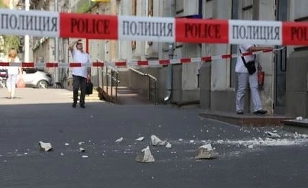Парче от сграда рухна върху тротоар в центъра на София (СНИМКИ)