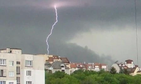 Очакват се бури и градушки днес следобед