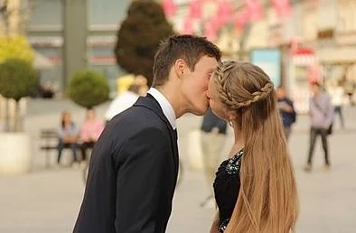 Днес е Световен ден на целувката