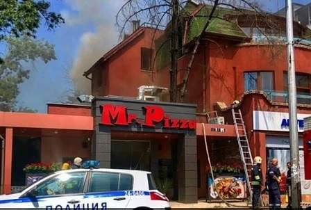 Пожар изпепели заведение на столичния бул. „Черни връх” (СНИМКИ)