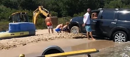 Джип затъна на плаж Перла (ВИДЕО)