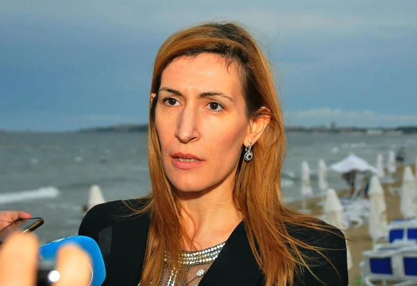 Ангелкова спасява туризма ни с нова обществена поръчка за 500 000 лв.